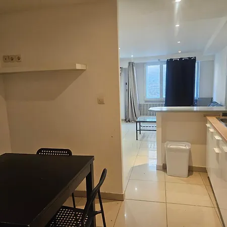 De La Pyramide Apartment Alençon